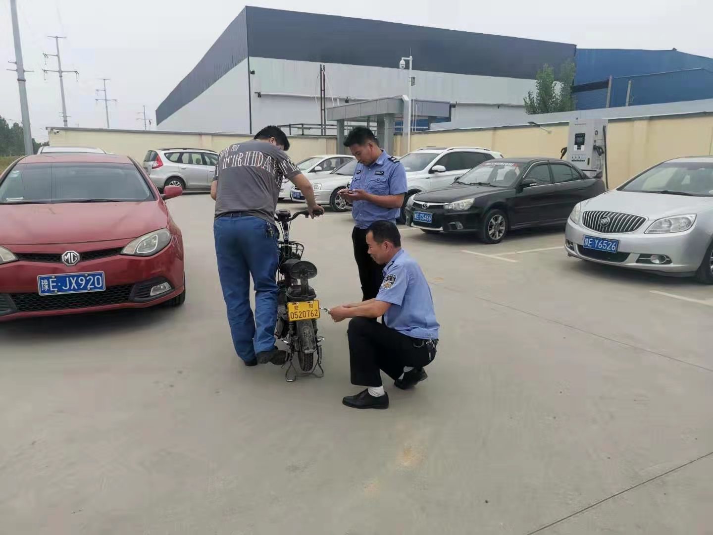 我為群眾辦實(shí)事︱太貼心了！公司門口就可以辦理電動(dòng)車上牌
